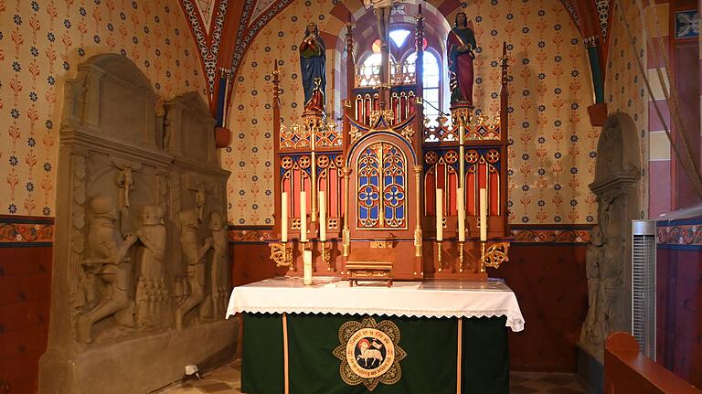 Große Epitaphien der ehemaligen Dorfherren gehören zu den bemerkenswerten Schätzen der Erlacher Simultankirche. Die farbenprächtige neugotische Ausmalung wurde erst bei der letzten Restaurierung 1987 wieder freigelegt. Große Epitaphien der ehemaligen Dorfherren gehören zu den bemerkenswerten Schätzen der Erlacher Simultankirche. Die farbenprächtige neugotische Ausmalung wurde erst bei der letzten Restaurierung 1987 wieder freigelegt. 
