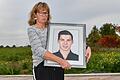 Katja Konrad, die Mutter des getöteten Polizeischülers, mit einem Foto ihres Sohnes Julian.