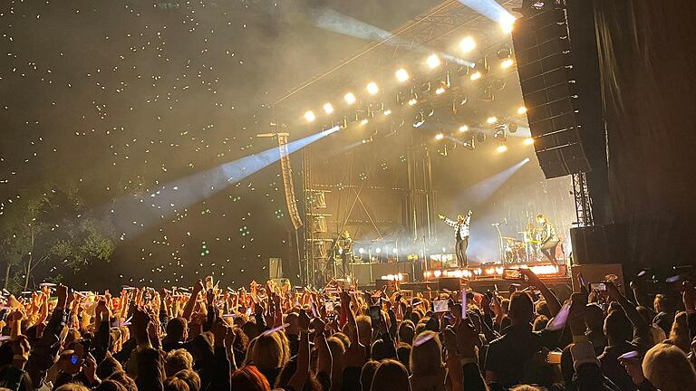 Das erste Streutal-Festival hat in Mellrichstadt für Begeisterung gesorgt. Über 10.000 Menschen feierten am vergangenen Wochenende mit zahlreichen Künstlern auf der Streuwiese (im Bild die Band Silbermond). Das erste Streutal-Festival hat in Mellrichstadt für Begeisterung gesorgt. Über 10.000 Menschen feierten am vergangenen Wochenende mit zahlreichen Künstlern auf der Streuwiese (im Bild die Band Silbermond).