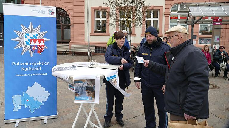 Die Zahl der Schockanrufe in Unterfranken ist stark gestiegen. Die Polizeioberkommissare Stefanie Försch und Christian Blum kamen auf dem Karlstadter Marktplatz mit vielen Menschen, vor allem Seniorinnen und Senioren, ins Gespräch über Callcenterbetrüger. Die Zahl der Schockanrufe in Unterfranken ist stark gestiegen. Die Polizeioberkommissare Stefanie Försch und Christian Blum kamen auf dem Karlstadter Marktplatz mit vielen Menschen, vor allem Seniorinnen und Senioren, ins Gespräch über Callcenterbetrüger.