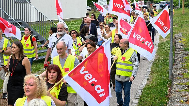 Beim zweitägigen Streik Mitte Juni zogen Beschäftigte der Service GmbH und Gewerkschaftsvertreter über das Gelände der Uniklinik Würzburg, darunter der SPD-Bundestagsabgeordnete Bernd Rützel. Beim zweitägigen Streik Mitte Juni zogen Beschäftigte der Service GmbH und Gewerkschaftsvertreter über das Gelände der Uniklinik Würzburg, darunter der SPD-Bundestagsabgeordnete Bernd Rützel.