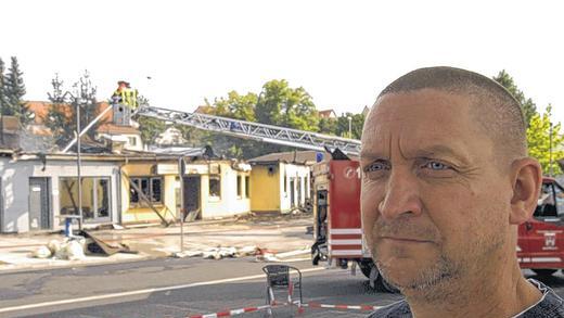 Bangt um seine Existenz: Buba-Gaststätten-Wirt Dieter Olbort weiß nicht, wie es weitergehen soll, nachdem der Gastraum ein Raub der Flammen wurde. Bangt um seine Existenz: Buba-Gaststätten-Wirt Dieter Olbort weiß nicht, wie es weitergehen soll, nachdem der Gastraum ein Raub der Flammen wurde.