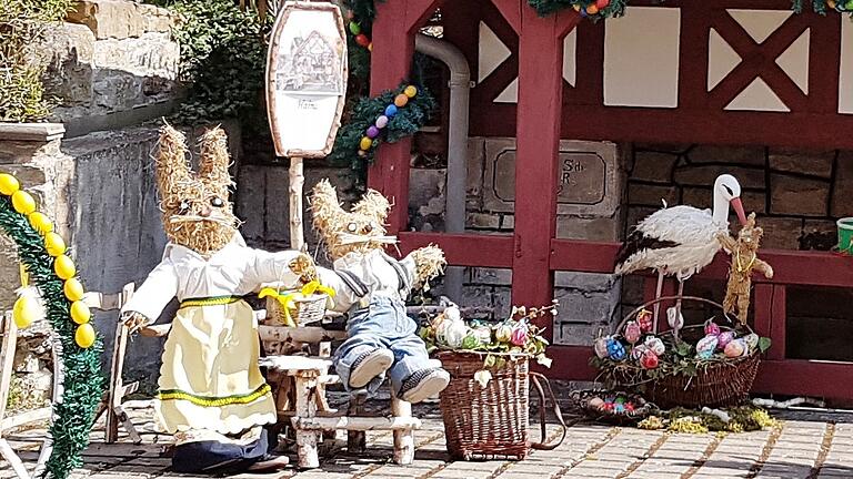 Ins Osterbild mit integriert: Wie hier in Haina gibt es mancherorts im Grabfeld noch den Osterstorch (rechts im Bild). Ins Osterbild mit integriert: Wie hier in Haina gibt es mancherorts im Grabfeld noch den Osterstorch (rechts im Bild).
