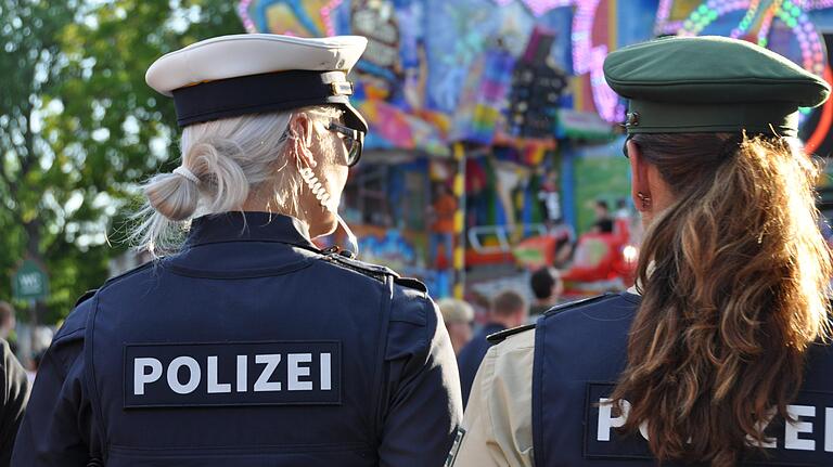 Polizei und Sicherheitswach laufen stündlich Streife auf dem Volksfest. Auch der Rettungsdienst schaut nach dem Rechten. Polizei und Sicherheitswach laufen stündlich Streife auf dem Volksfest. Auch der Rettungsdienst schaut nach dem Rechten.