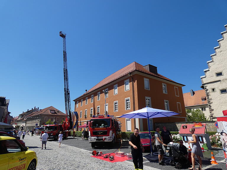 In den Himmel ragte die Drehleiter der Freiwilligen Feuerwehr Mellrichstadt. In den Himmel ragte die Drehleiter der Freiwilligen Feuerwehr Mellrichstadt.