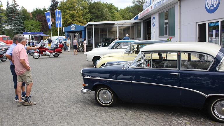 Die Oldtimer-Ausstellung von Auto-Rüth samt großen Modellflugzeugen war eines der Highlights beim Tag der Betriebe.