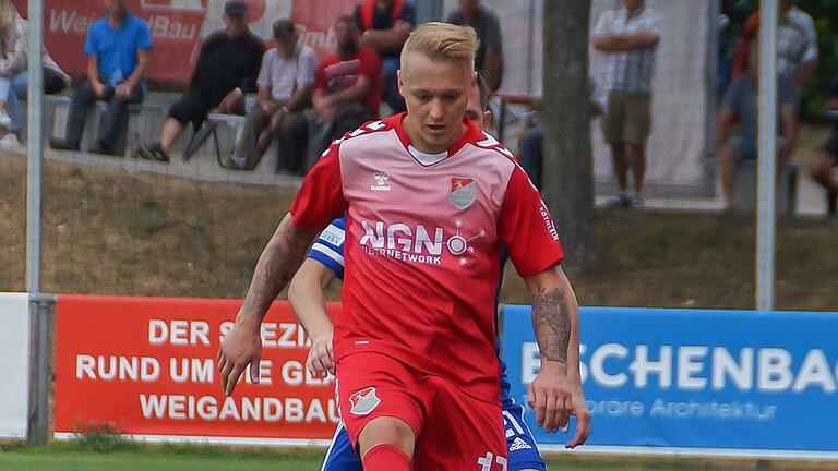 Nicht die langen Traumpässe, sondern Balleroberungen im Zweikampf und dann die langen raumgreifenden Sprints und Dribblings durchs Mittelfeld und das rechtzeitige, genaue Abspiel sind die Stärken von Jens Trunk (im Bild) vom TSV Aubstadt. Nicht die langen Traumpässe, sondern Balleroberungen im Zweikampf und dann die langen raumgreifenden Sprints und Dribblings durchs Mittelfeld und das rechtzeitige, genaue Abspiel sind die Stärken von Jens Trunk (im Bild) vom TSV Aubstadt.