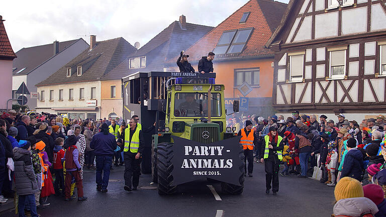 Der Gaudiwurm zog am Sonntag bei Sonnenschein durch die Straßen von Arnstein. Das Motto lautete „Glitzer, Glamour, Augenschmaus - der AKV rollt den roten Teppich aus“.