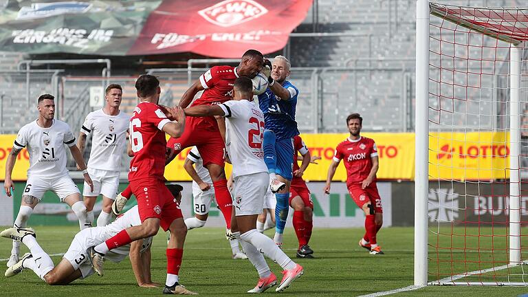 Trotz vieler Chancen das einzige Kickers-Tor im Pokalfinale: Saliou Sané köpft das zwischenzeitliche 1:0. Trotz vieler Chancen das einzige Kickers-Tor im Pokalfinale: Saliou Sané köpft das zwischenzeitliche 1:0.