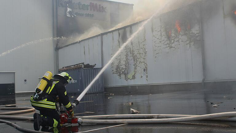 Die Flammen fraßen sich durch die Außenwände aus Blech. Rund 150 Einsatzkräfte von Feuerwehr, THW und Rotem Kreuz waren im Einsatz. Die Flammen fraßen sich durch die Außenwände aus Blech. Rund 150 Einsatzkräfte von Feuerwehr, THW und Rotem Kreuz waren im Einsatz.