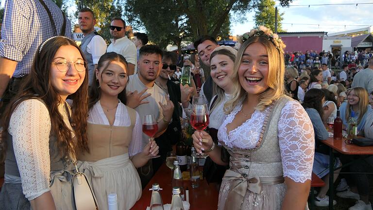 Alle vier Tage feierte Marie Feustel (rechts) aus Zell am Ebersberg zusammen mit Freundinnen das 33. Sander Altmain-Weinfest. Alle vier Tage feierte Marie Feustel (rechts) aus Zell am Ebersberg zusammen mit Freundinnen das 33. Sander Altmain-Weinfest.