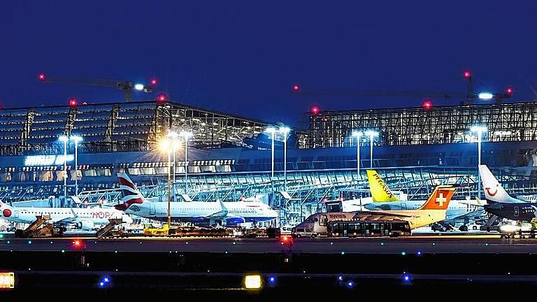 Flughafen Stuttgart       -  Zuletzt hohe Gewinne gebracht: Dem Stuttgarter Flughafen droht jedoch wegen des Bahnprojekts S 21 das Abrutschen in die Verlustzone.