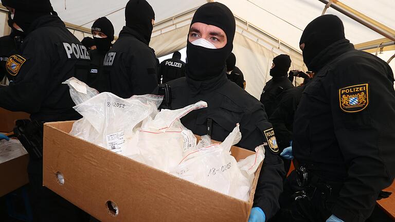 Beschlagnahmtes Kokain wird - wie hier bei der Operation 'Schneeschmelze' im vorigen Jahr - unter strengen Sicherheitsvorkehrungen in einer Müllverbrennungsanlage vernichtet. Beschlagnahmtes Kokain wird - wie hier bei der Operation 'Schneeschmelze' im vorigen Jahr - unter strengen Sicherheitsvorkehrungen in einer Müllverbrennungsanlage vernichtet.