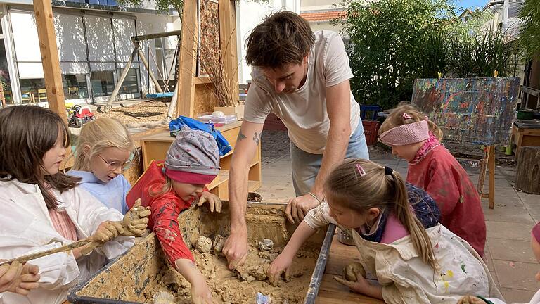 Seit Frühjahr gibt es im Westheimer Erlebniskindergarten ein Außenatelier. Darin arbeitet seitdem Manuel Müller, studierter Kunstpädagoge, der ab Oktober eine eine Zusatzausbildung zum 'Reggio Atelierista' macht, mit den Kindern. - Seit Frühjahr gibt es im Westheimer Erlebniskindergarten ein Außenatelier. Darin arbeitet seitdem Manuel Müller, studierter Kunstpädagoge, der ab Oktober eine eine Zusatzausbildung zum 'Reggio Atelierista' macht, mit den Kindern. Seit Frühjahr gibt es im Westheimer Erlebniskindergarten ein Außenatelier. Darin arbeitet seitdem Manuel Müller, studierter Kunstpädagoge, der ab Oktober eine eine Zusatzausbildung zum 'Reggio Atelierista' macht, mit den Kindern. - Seit Frühjahr gibt es im Westheimer Erlebniskindergarten ein Außenatelier. Darin arbeitet seitdem Manuel Müller, studierter Kunstpädagoge, der ab Oktober eine eine Zusatzausbildung zum 'Reggio Atelierista' macht, mit den Kindern.