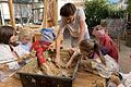 Seit Frühjahr gibt es im Westheimer Erlebniskindergarten ein Außenatelier. Darin arbeitet seitdem Manuel Müller, studierter Kunstpädagoge, der ab Oktober eine eine Zusatzausbildung zum 'Reggio Atelierista' macht, mit den Kindern.       -  Seit Frühjahr gibt es im Westheimer Erlebniskindergarten ein Außenatelier. Darin arbeitet seitdem Manuel Müller, studierter Kunstpädagoge, der ab Oktober eine eine Zusatzausbildung zum 'Reggio Atelierista' macht, mit den Kindern.