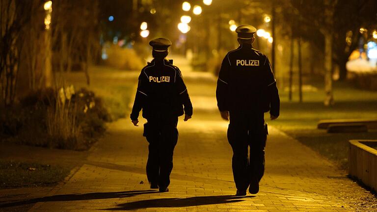 Wer im April 2020 ohne Grund im Freien verweilte, riskierte in Bayern ein Bußgeld. Nach einem Richterspruch letzten November können zu Unrecht erhobene Strafen nun zurückgefordert werden. Wer im April 2020 ohne Grund im Freien verweilte, riskierte in Bayern ein Bußgeld. Nach einem Richterspruch letzten November können zu Unrecht erhobene Strafen nun zurückgefordert werden.