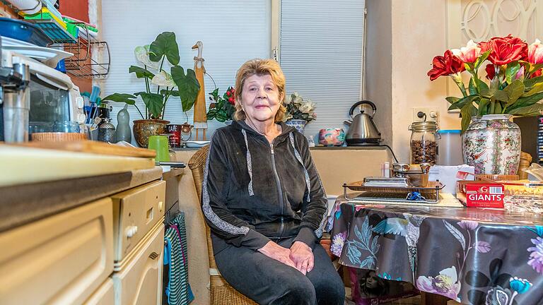 Die 77-jährige Krystyna Thiele wohnt seit 23 Jahren in einer Verfügungswohnung der Stadt Würzburg und wird jetzt zum Ende November 'umgesetzt'. Die 77-jährige Krystyna Thiele wohnt seit 23 Jahren in einer Verfügungswohnung der Stadt Würzburg und wird jetzt zum Ende November 'umgesetzt'.