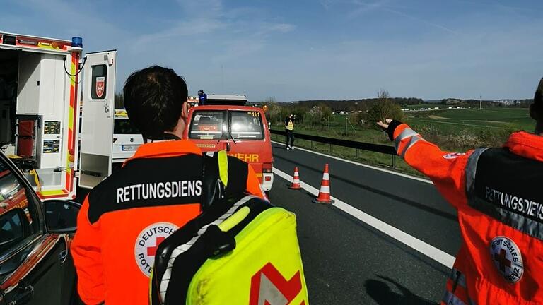 Zum Ferienstart ereignen sich auf der Autobahn bei Helmstadt in Unterfranken folgenschwere Unfälle. Beteiligt sind rund 20 Fahrzeuge, auch ein Wohnmobil. Es gibt 18 Verletzte.