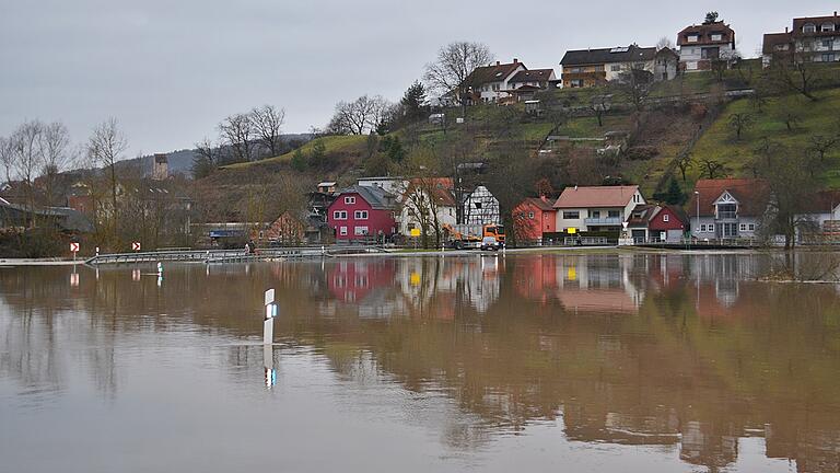 Kein Durchkommen auf der Verbindungsstraße von Oberebersbach nach Unterebersbach. Hier hatte die Fränkische Saale weite Teile überschwemmt. Kein Durchkommen auf der Verbindungsstraße von Oberebersbach nach Unterebersbach. Hier hatte die Fränkische Saale weite Teile überschwemmt.