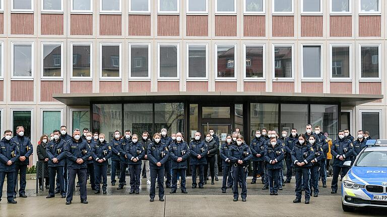 Vor der Poizeiinspektion Würzburg gedachten Beamtinnen und Beamte um den unterfränkischen Polizeipräsidenten Detlev Tolle in einer Schweigeminute der Erschossenen.