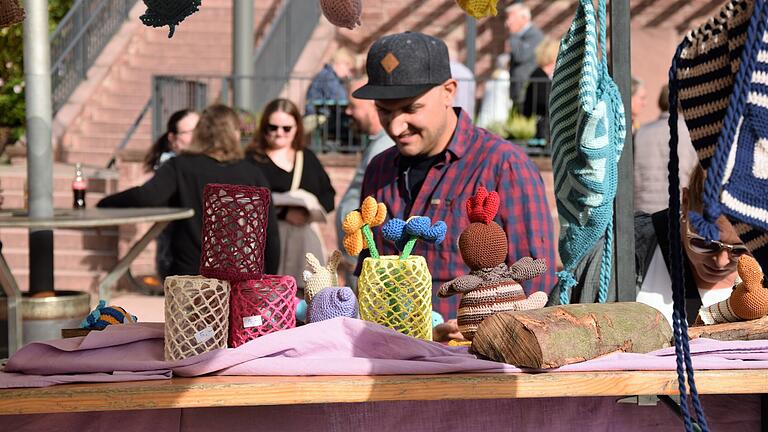 Beim Herbstmarkt in Aura, der sich als echter Besuchermagnet erwies,  gab es viele schöne Dinge zu bestaunen - und natürlich auch zu kaufen.