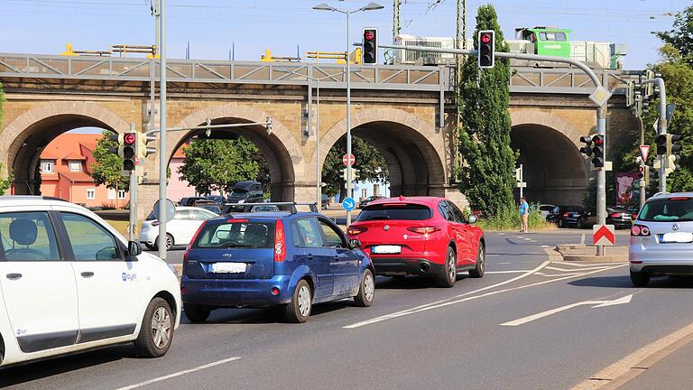 Die Ampeln entlang der B 8 in Kitzingen geben regelmäßig Anlass für Ärger. Die Ampeln entlang der B 8 in Kitzingen geben regelmäßig Anlass für Ärger. 