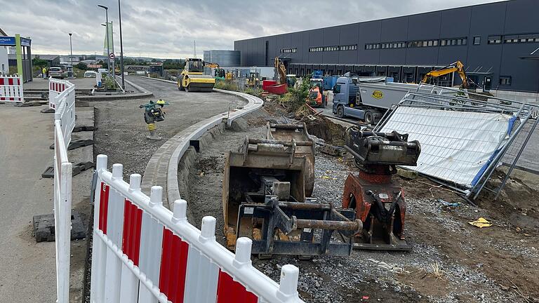 Aufgrund von Asphaltierungsarbeiten an der nördlichen Schleife der Ringstraße wird die Zufahrt zum Industriegebiet An der Mönchstockheimer Straße vom 8. bis 12. August komplett gesperrt. Rechts im Bild die Baustelle für das Industrie- und Dienstleistungszentrum der Schäflein AG. Aufgrund von Asphaltierungsarbeiten an der nördlichen Schleife der Ringstraße wird die Zufahrt zum Industriegebiet An der Mönchstockheimer Straße vom 8. bis 12. August komplett gesperrt. Rechts im Bild die Baustelle für das Industrie- und Dienstleistungszentrum der Schäflein AG.