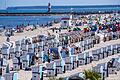 Badewetter an der Ostseeküste       -  Sommerurlauber am Ostseestrand in Warnemünde. Im Zeitraum von Januar bis November erzielte der Deutschland-Tourismus einen Rekord.