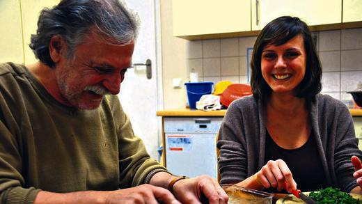 Unterhaltung beim Gemüseschnippeln: Ein Besucher der Wärmestube erzählt Luise Schnaus, die bei der Christophorus-Gesellschaft ein Freiwilliges Soziales Jahr absolviert, seine Geschichte. Unterhaltung beim Gemüseschnippeln: Ein Besucher der Wärmestube erzählt Luise Schnaus, die bei der Christophorus-Gesellschaft ein Freiwilliges Soziales Jahr absolviert, seine Geschichte.