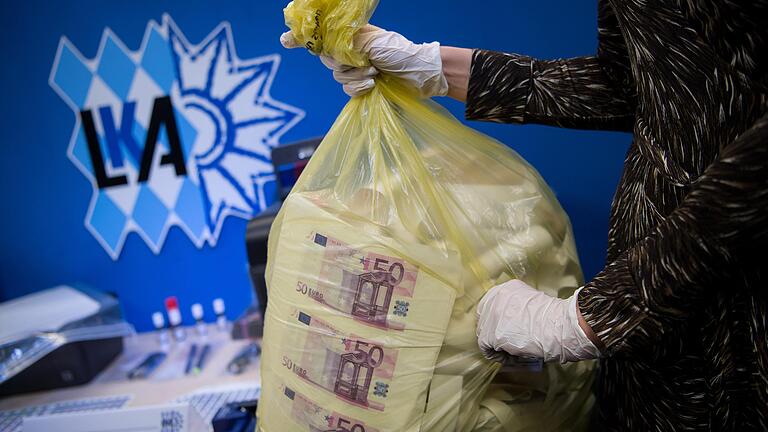 Jährlich werden in Bayern rund 11.000 falsche Banknoten sichergestellt. Jährlich werden in Bayern rund 11.000 falsche Banknoten sichergestellt.