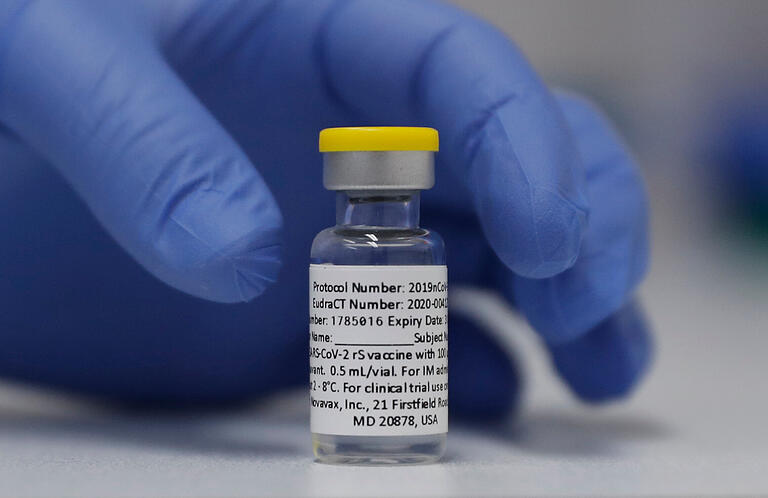 Eine Ampulle mit dem Corona-Impfstoff von Novavax steht in London auf einem Tisch bereit. Dieses Vakzin könnte ein Anreiz für noch ungeimpfte Mitarbeitende im Gesundheitswesen sein, sich doch noch impfen zu lassen.