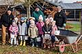 Gemeinsam mit den Kindern pflanzte die Firma Bienen Ruck Krokusse vor dem Kindergarten in Saal.