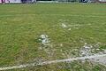 FC 06 Bad Kissingen: Wasserposse am Schweinfurter Hutrasen       -  Absicht oder Versehen? Deutlich zu viel bewässert worden war der Nebenplatz am Schweinfurter Sportgelände am Hutrasen.