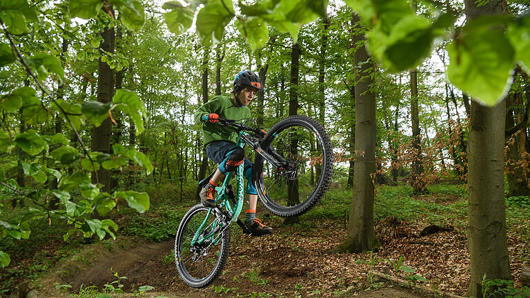 Mountainbiker fahren am Samstag (25.05.19) auf dem neuen Flowtrail über den Weinbergen von Eibelstadt. Die Radsportabteilung des TSV Eibelstadt hat am Terroir-F-Standort eine neue Mountainbikestrecke gebaut.