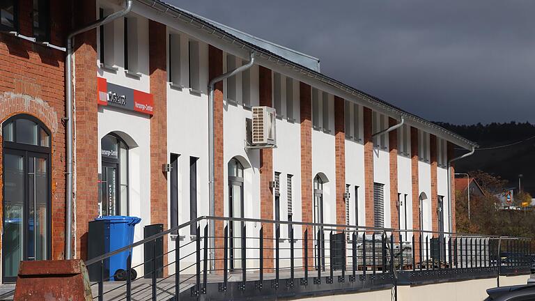 In der ehemaligen Güterhalle neben dem Bahnhof Bad Neustadt wird im Zuge der Behördenverlagerung die Außenstelle des Landesamtes für Sicherheit in der Informationstechnik untergebracht In der ehemaligen Güterhalle neben dem Bahnhof Bad Neustadt wird im Zuge der Behördenverlagerung die Außenstelle des Landesamtes für Sicherheit in der Informationstechnik untergebracht
