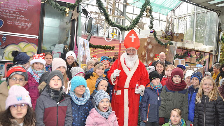 Umringt von vielen Kindern: der Nikolaus beim Besuch der Weihnachtspaketaktion des Vereins 'Werke statt Worte'.