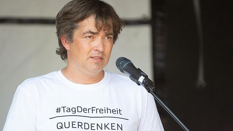 Michael Ballweg, Initiator von Querdenken 711', während einer Kundgebung im August 2020 in Stuttgart, die sich gegen Corona-Maßnahmen richtete. Michael Ballweg, Initiator von Querdenken 711', während einer Kundgebung im August 2020 in Stuttgart, die sich gegen Corona-Maßnahmen richtete.