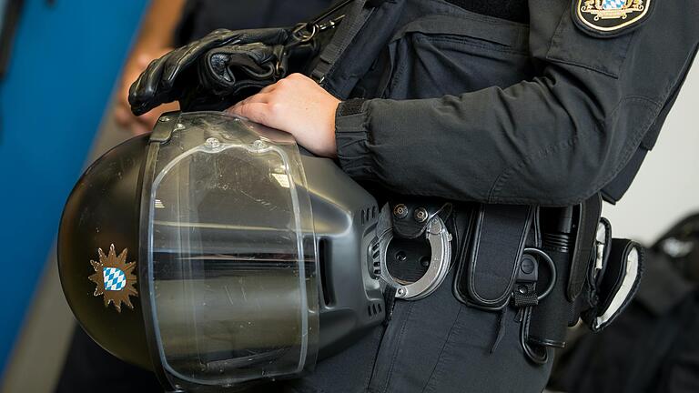 Die Zahl der Attacken auf Polizisten in Bayern ist 2020 erneut stark gestiegen. Mehr als 2800 Beamte wurden im Dienst verletzt. Dies gehe an den Polizisten nicht spurlos vorbei, warnt etwa Thorsten Grimm von der Deutschen Polizeigewerkschaft (DPolG) in Unterfranken. Die Zahl der Attacken auf Polizisten in Bayern ist 2020 erneut stark gestiegen. Mehr als 2800 Beamte wurden im Dienst verletzt. Dies gehe an den Polizisten nicht spurlos vorbei, warnt etwa Thorsten Grimm von der Deutschen Polizeigewerkschaft (DPolG) in Unterfranken.