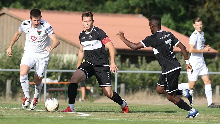 Kevin Fery (links) vom FC 05 Schweinfurt lässt sich von Fabio Feidel (Mitte) und Yasir Aldijawi vom FC Geesdorf nicht den Ball abnehmen. In der zweiten Runde des Toto-Pokal-Wettbewerbs auf Verbandsebene setzten sich die Schweinfurter gegen den Fußball-Bayernligisten durch. Fery erzielte ein Tor.