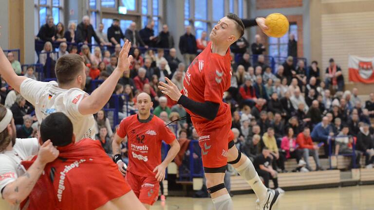 Lohrs Jannik Schmitt (rechts) beim Torwurf gegen den Block des HSC Bad Neustadt. Lohrs Jannik Schmitt (rechts) beim Torwurf gegen den Block des HSC Bad Neustadt.