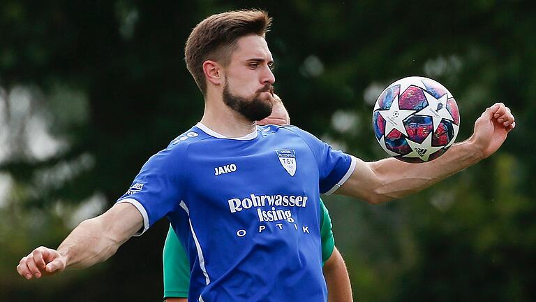 Lukas Huscher war der Mann des Tages im entscheidenden Bezirksliga-Spiel in Oberschwarzach: Er erzielte alle vier Unterpleichfelder Tore. Lukas Huscher war der Mann des Tages im entscheidenden Bezirksliga-Spiel in Oberschwarzach: Er erzielte alle vier Unterpleichfelder Tore.
