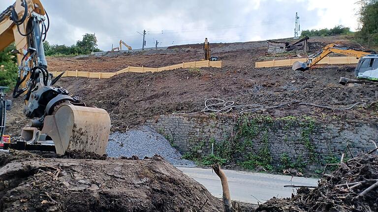 Ein Unwetter hatte am 1. Juni zwischen Kitzingen und Mainstockheim an mehreren Stellen die Bahngleise unterspült. In der Folge musste der Hang zwischen Schienen und Staatsstraße gerodet werden.