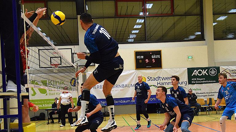 Die Spiele des TV/DJK Hammelburg - Irgendwann schwanden die Kräfte bei Hammelburgs Angreifer Branko Damjanovic (am Ball). Mit ein Grund für die knappe Niederlage gegen den TV Mömlingen. Die Spiele des TV/DJK Hammelburg - Irgendwann schwanden die Kräfte bei Hammelburgs Angreifer Branko Damjanovic (am Ball). Mit ein Grund für die knappe Niederlage gegen den TV Mömlingen.