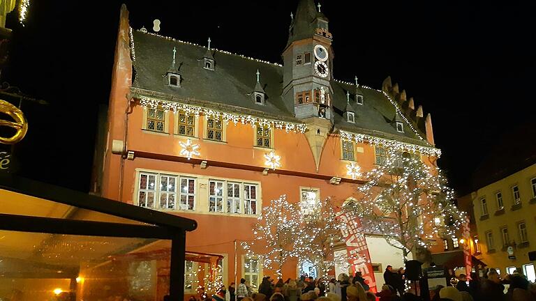 Beim Adventsgässle wird die gesamte Ochsenfurter Altstadt am Wochenende zum Lichtermeer. Beim Adventsgässle wird die gesamte Ochsenfurter Altstadt am Wochenende zum Lichtermeer.