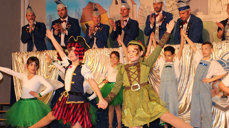 Die Purzelgarde durfte zuerst auf die Bühne in der Werntalhalle und mit Peter Pan im Nimmerland eroberten die Kleinsten der TCA sofort die Herzen der Gäste.