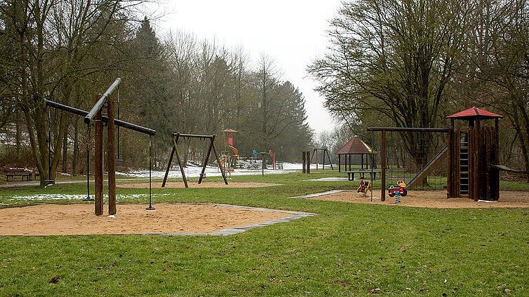 Das Freizeitgelände mit Spielplatz jenseits der Bahnstrecke Schweinfurt-Bad Kissingen. Das Freizeitgelände mit Spielplatz jenseits der Bahnstrecke Schweinfurt-Bad Kissingen.