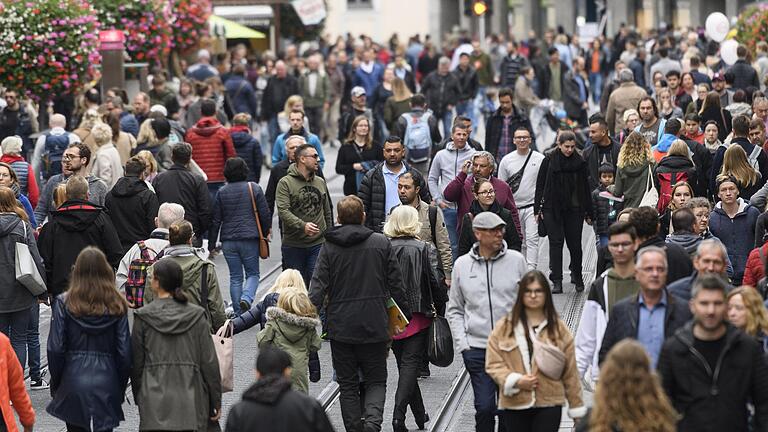 Viel los in der Würzburger Innenstadt: Am Mantelsonntag öffneten die Geschäfte ausnahmsweise zwischen 13 und 18 Uhr. Viel los in der Würzburger Innenstadt: Am Mantelsonntag öffneten die Geschäfte ausnahmsweise zwischen 13 und 18 Uhr.