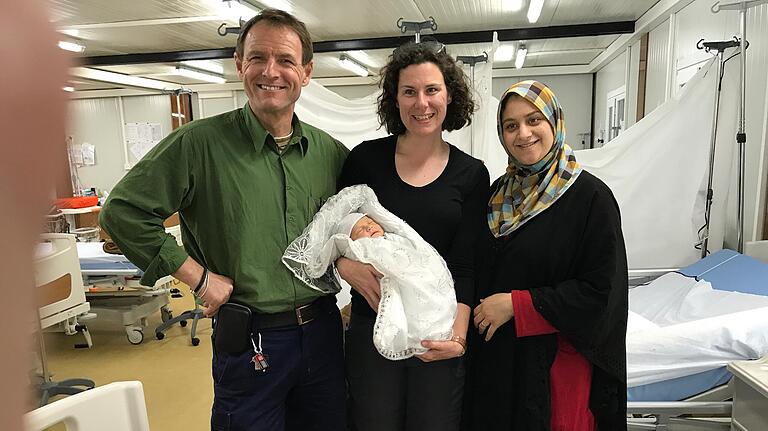 Ein Glücksmoment: Markus Hüttl und eine Kollegin im Irak. Die Frau rechts war hochschwanger mit einem Bauchschuss eingeliefert worden. Die Ärzte retteten ihr und dem Baby das Leben. Ein Glücksmoment: Markus Hüttl und eine Kollegin im Irak. Die Frau rechts war hochschwanger mit einem Bauchschuss eingeliefert worden. Die Ärzte retteten ihr und dem Baby das Leben. 