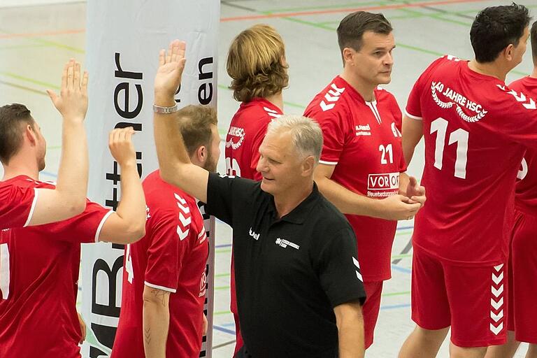 Vladimir Haber (vorne, Archivbild) trainierte beim Jubiläumsspiel anlässlich 40. Gründungsjahr des HSC Bad Neustadt die Allstars. Vladimir Haber (vorne, Archivbild) trainierte beim Jubiläumsspiel anlässlich 40. Gründungsjahr des HSC Bad Neustadt die Allstars. 
