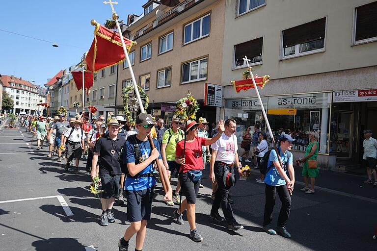 Um 14.30 Uhr betraten die ersten Kreuzbergwallfahrer die Würzburger Semmelstraße und wurden dort von Freunden und Verwandten herzlich begrüßt. Um 14.30 Uhr betraten die ersten Kreuzbergwallfahrer die Würzburger Semmelstraße und wurden dort von Freunden und Verwandten herzlich begrüßt.